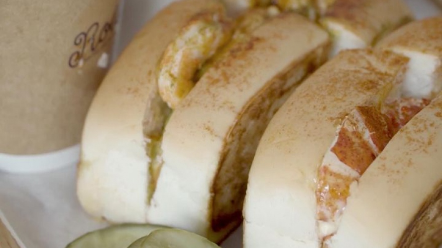 Video: Bánh kẹp tôm hùm Canada lạ miệng, bán gần trăm chiếc mỗi ngày